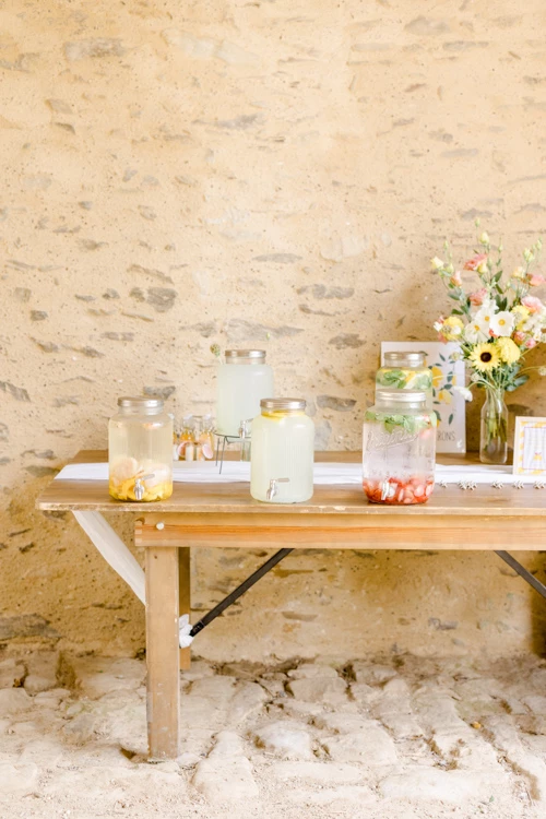 meubles bois composition florale chaise marron